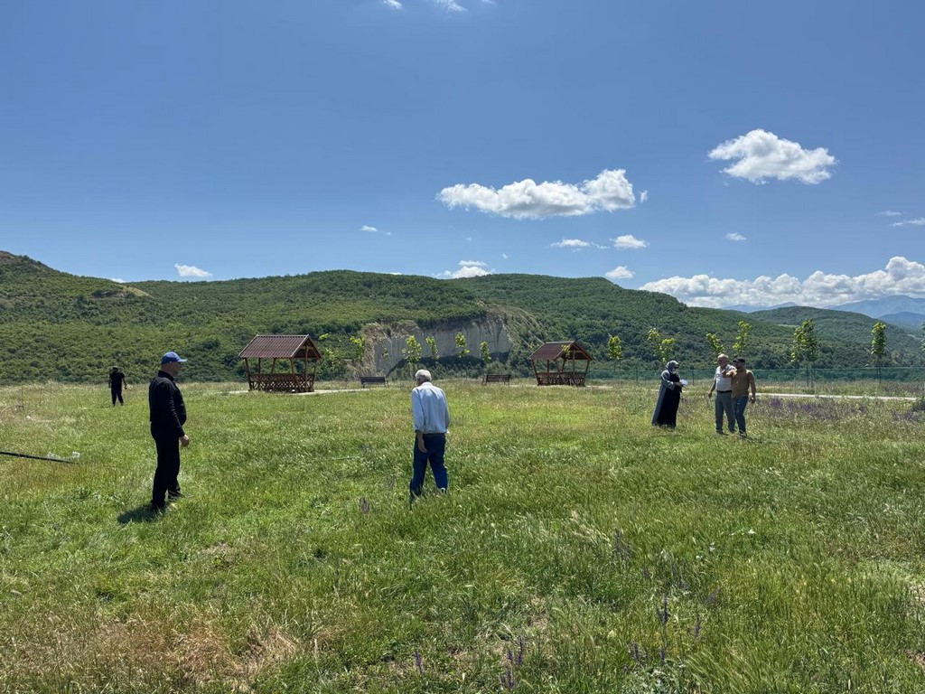 Современную систему капельного орошения деревьев установили в «Саду памяти» в Новолакском районе