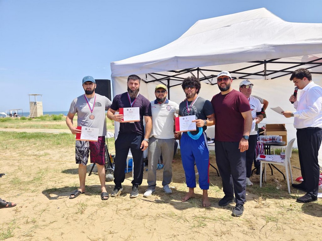 В Каспийске прошел открытый чемпионат по метанию гири и ГТО