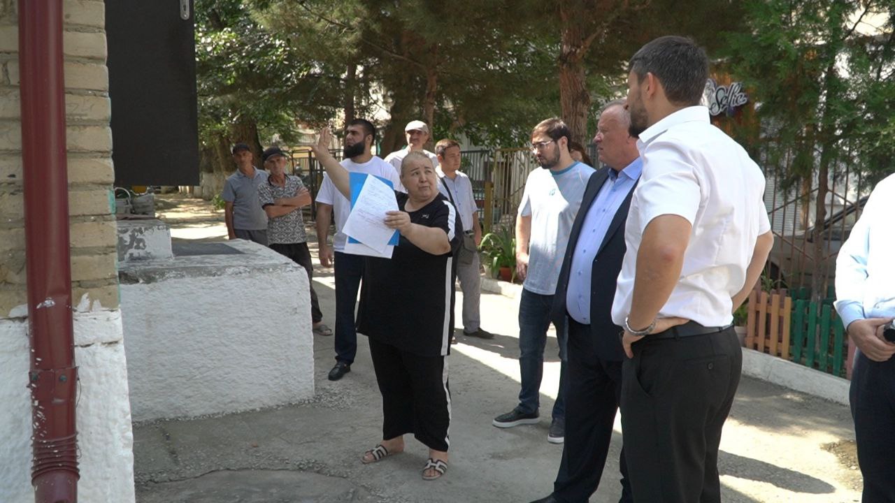 Глава Каспийска проверил ход капитального ремонта в детском саду №23