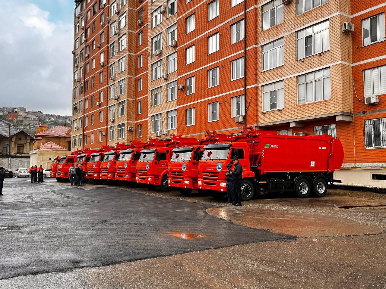 10 новых мусоровозов для вывоза отходов поступили в Махачкалу