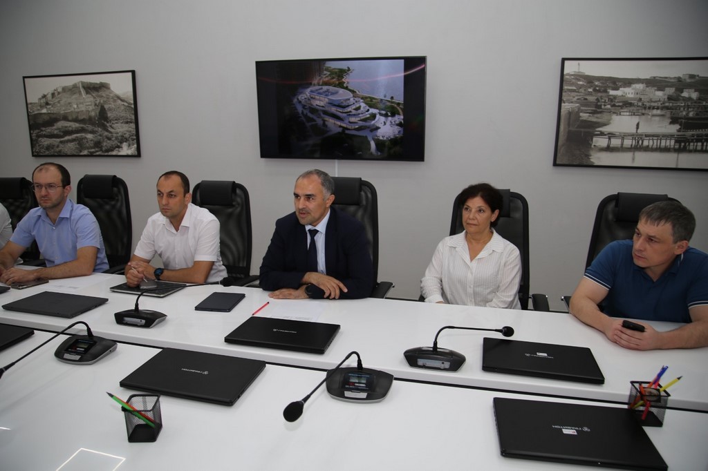 Юрий Гамзатов поздравил дагестанских выпускников с высокими баллами по информатике