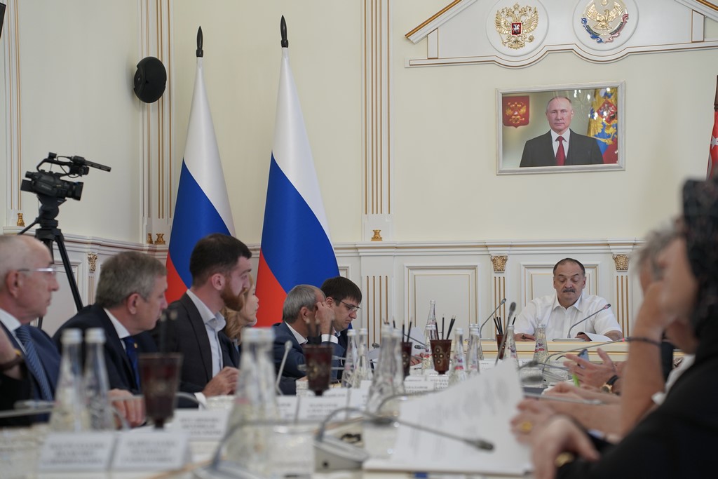 Сергей Меликов провел заседание Общественного совета республиканской программы развития «Доблесть гор»