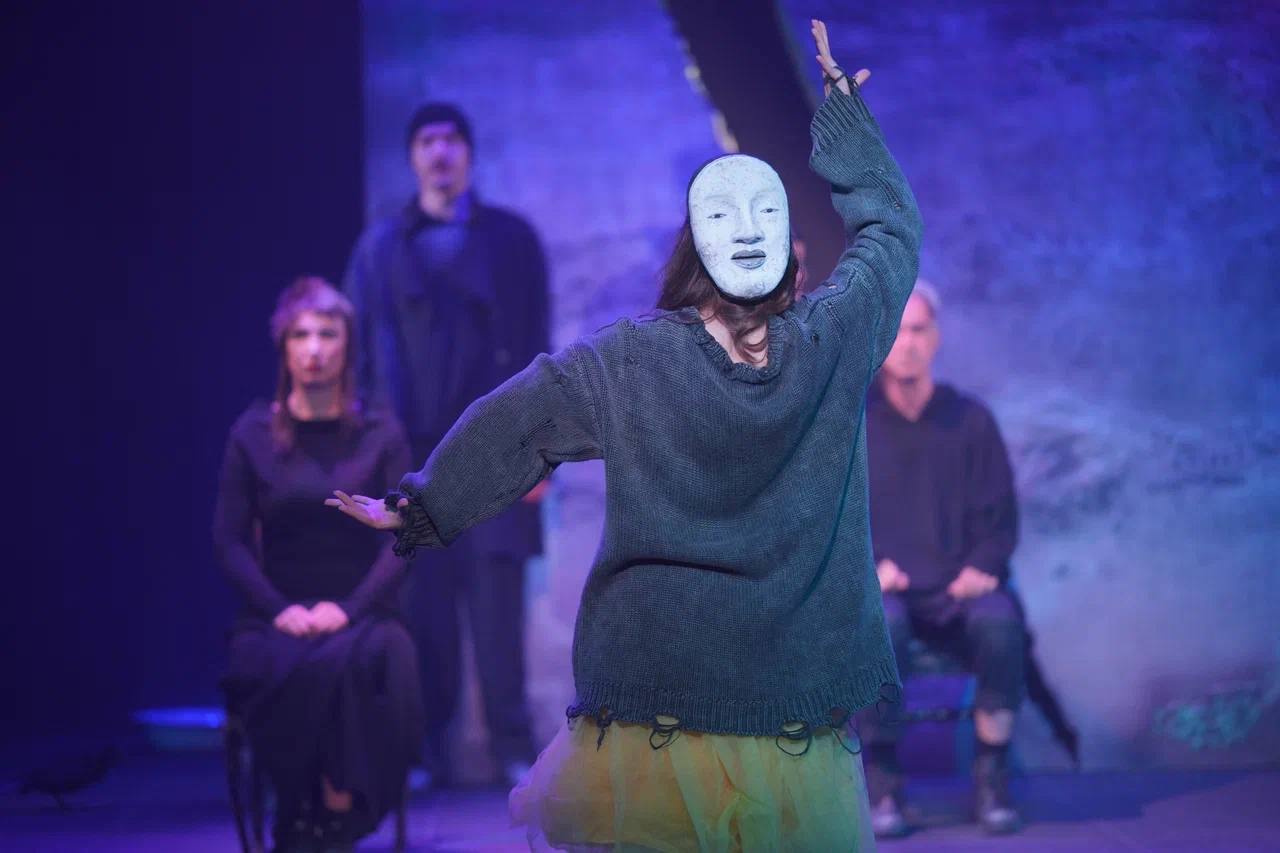 В Махачкале прошел предпремьерный показ спектакля режиссера и сценографа Дмитрия Павлова