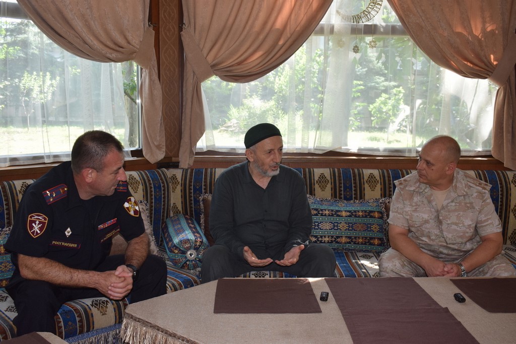 В Махачкале прошла встреча заместителя командующего округом Росгвардии с муфтием Дагестана