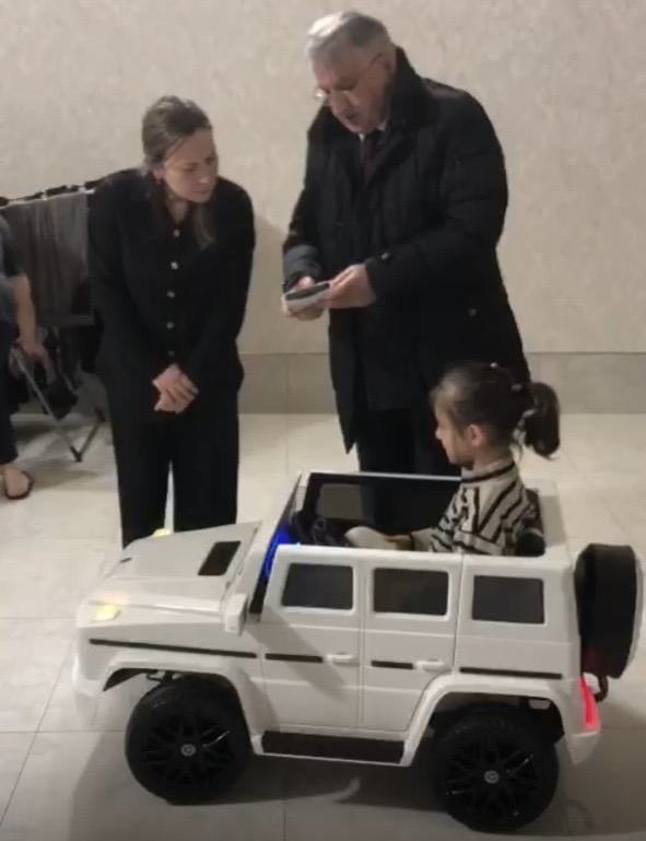 Ильяс Мамаев исполнил мечту девочки из Буйнакска в рамках акции «Ёлка желаний»