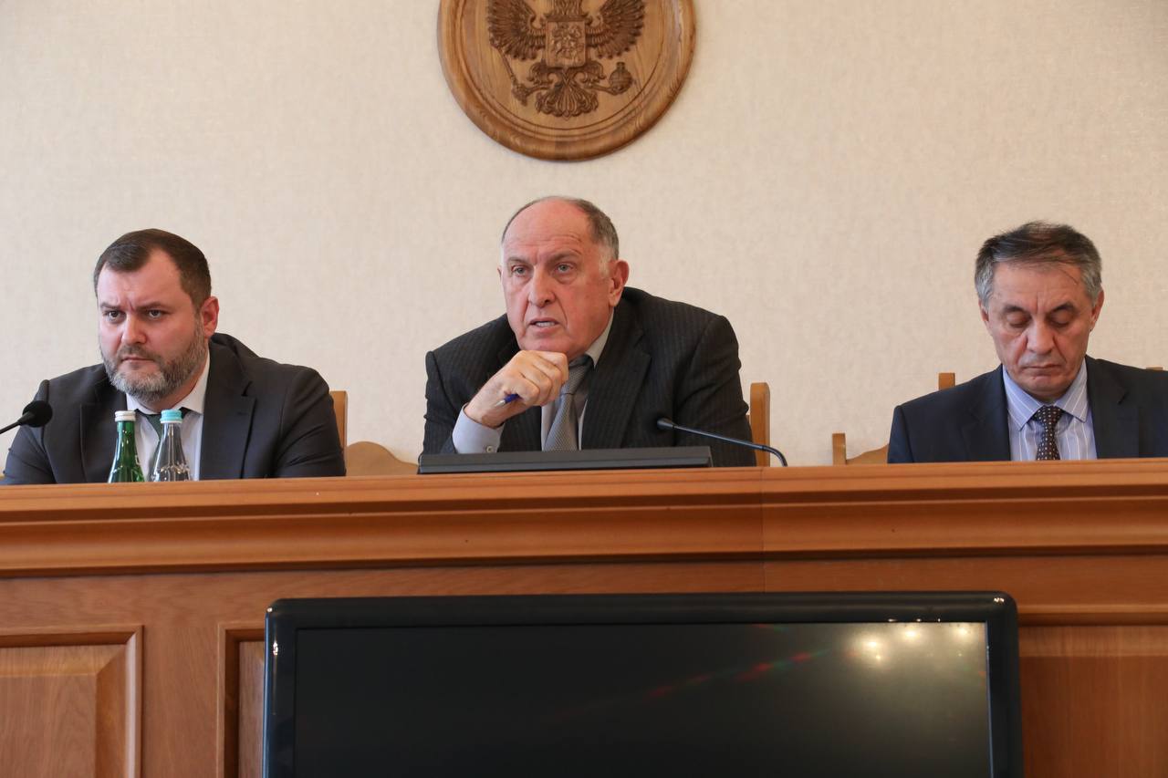 Абдулмуслим Абдулмуслимов провел встречу с главврачами в Минздраве Дагестана