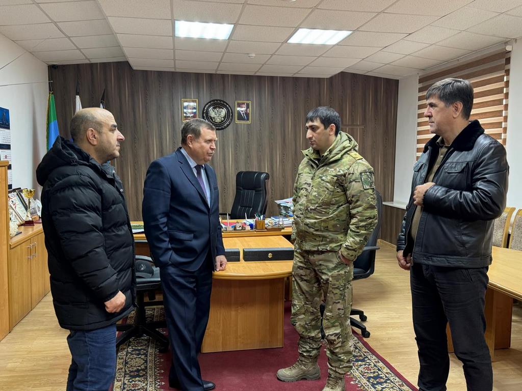 Мэр Кизляра встретился с боевым генерал-майором Азером Рамазановым