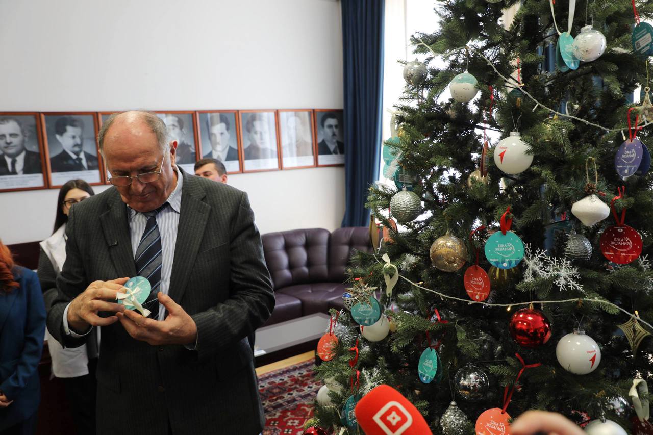 Абдулмуслим Абдулмуслимов принял участие в акции «Ёлка желаний»