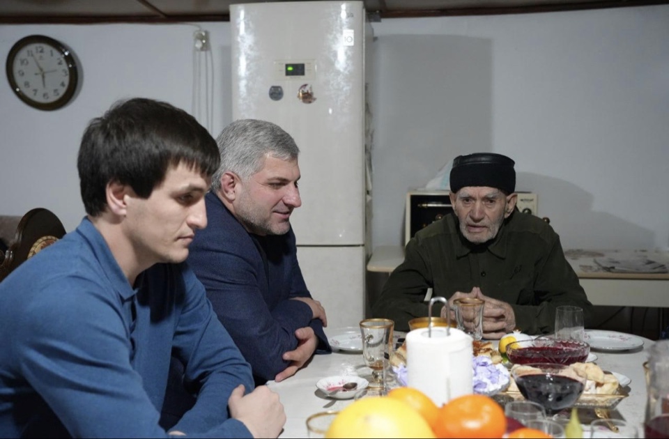 Сайгидпаша Умаханов оказал материальную помощь матери героя СВО