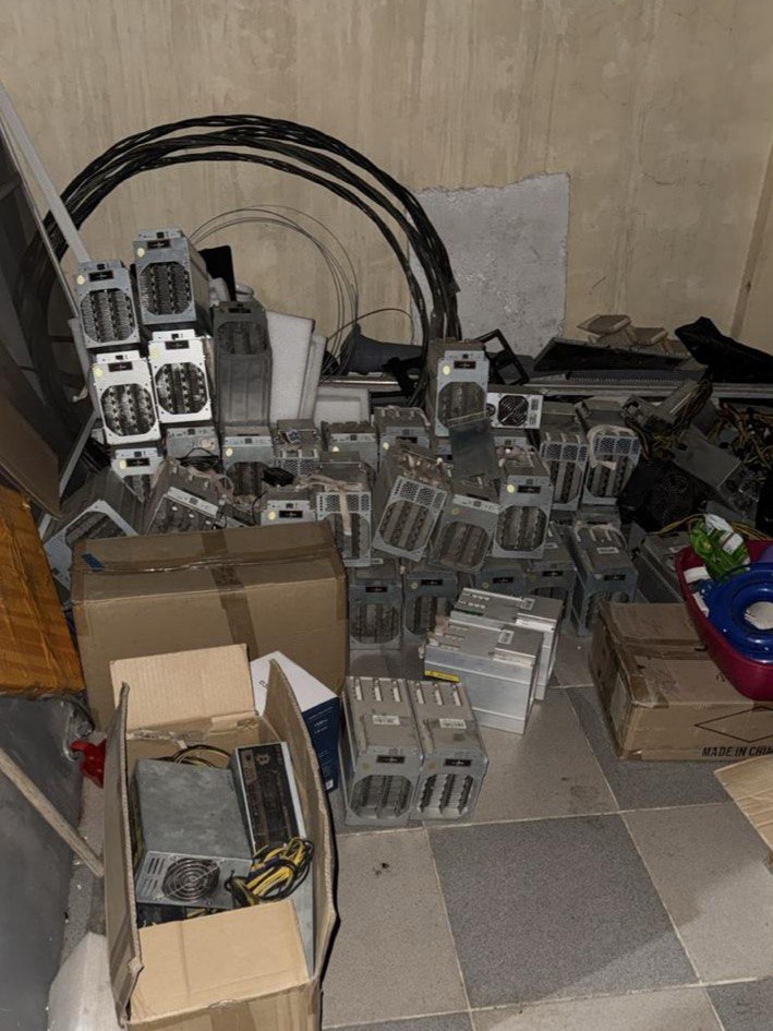 В Махачкале энергетики совместно с правоохранительными органами выявили незаконную майнинговую ферму