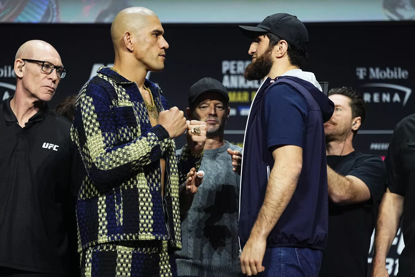 Анкалаев и Перейра провели битву взглядов