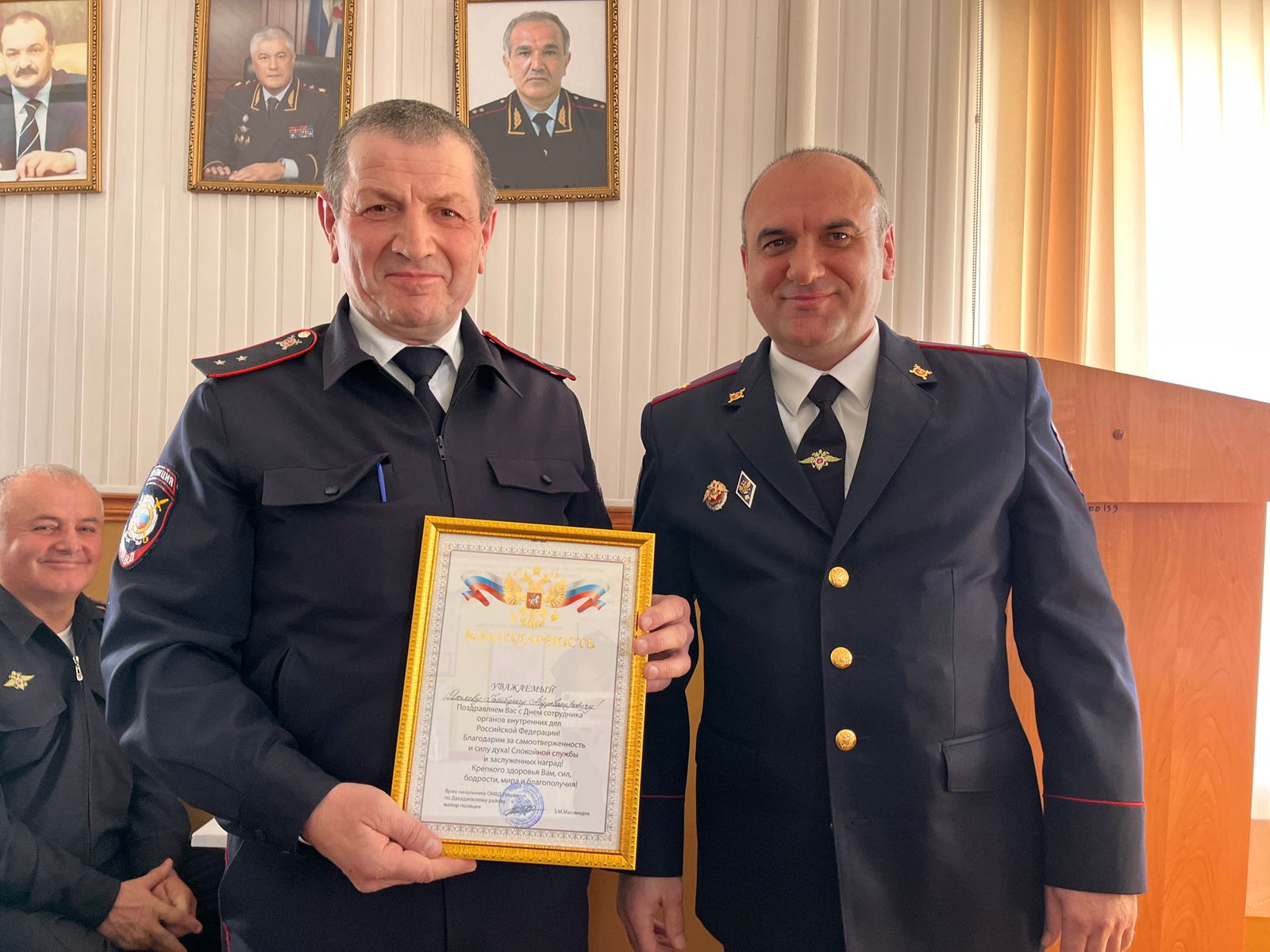 Глава Дахадаевского района Магомед Абдулкадиров поздравил сотрудников органов внутренних дел с профессиональным праздником