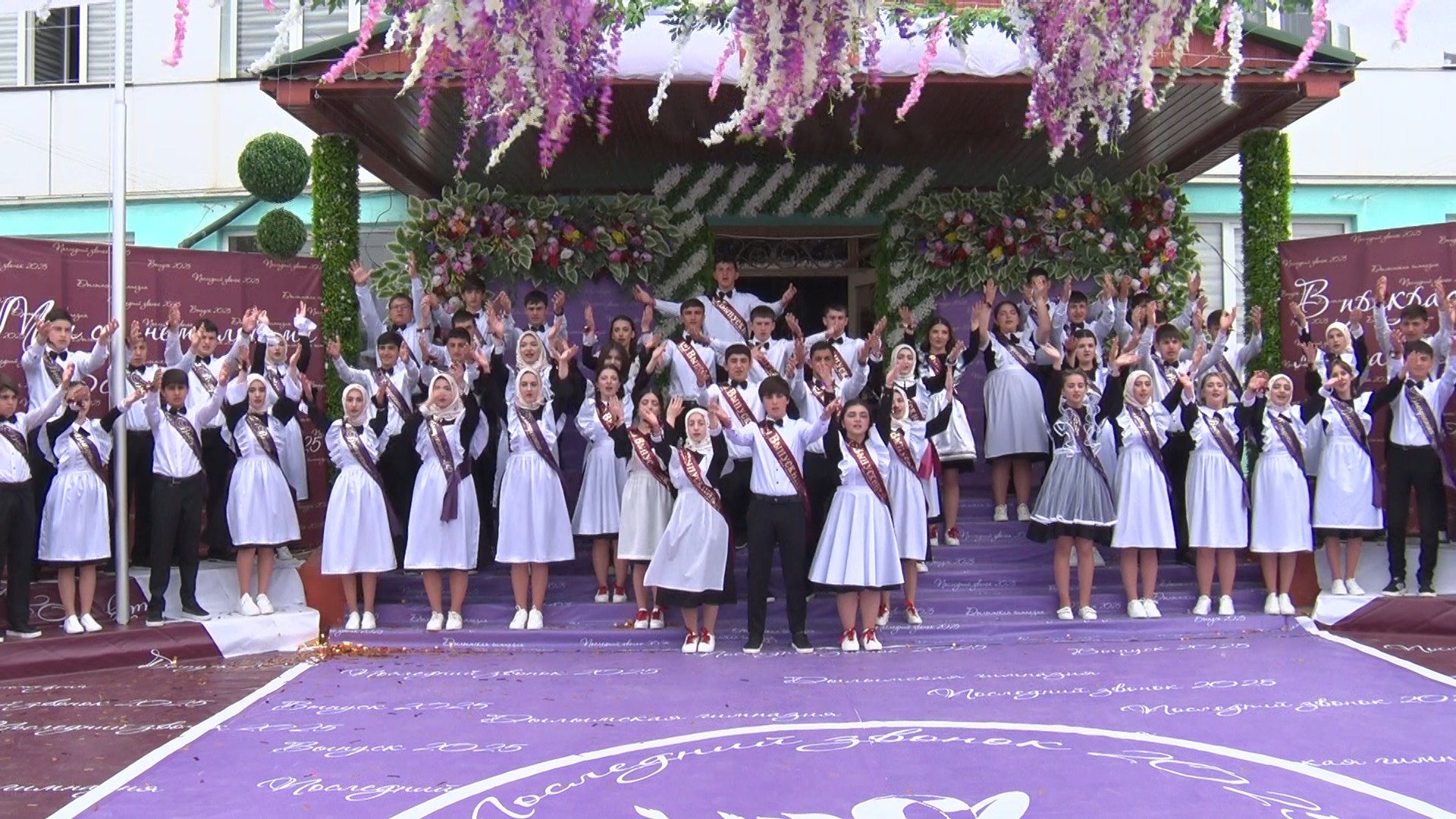 В школах Казбековского района прозвенел прощальный последний звонок