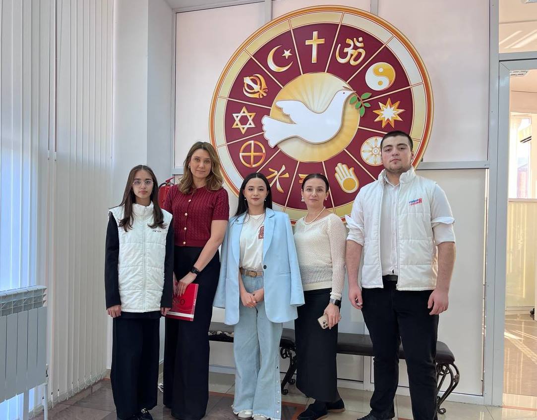 Молодогвардейцы Дербента поздравили работников учреждений культуры города