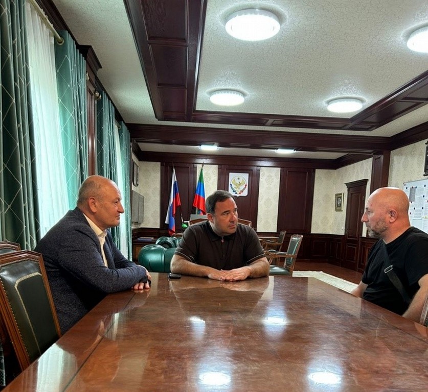 Глава Хасавюртовского района встретился с участником СВО