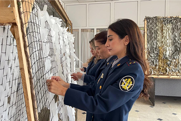 Сотрудники УФСИН Дагестана сплели маскировочные сети для бойцов СВО