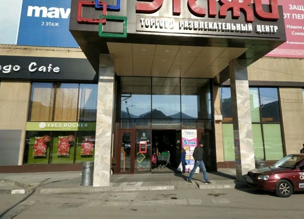 Подробности вооруженного конфликта у торгового центра в Махачкале