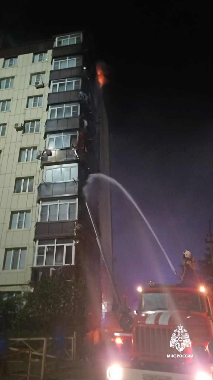 В Дербенте загорелась кровля 9-этажного дома
