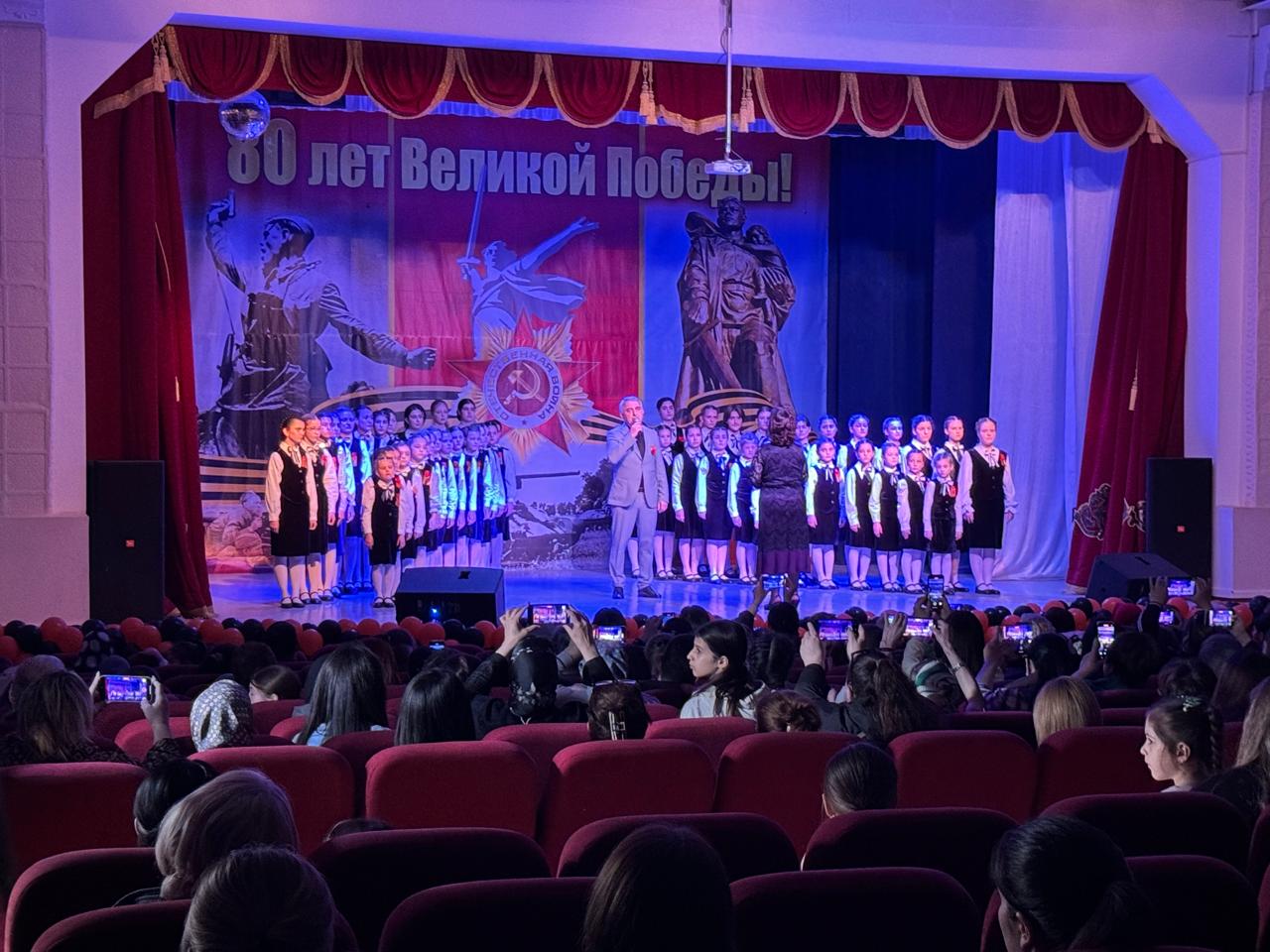 В Кизляре прошел отчетный концерт школы искусств, посвященный 80-летию Победы