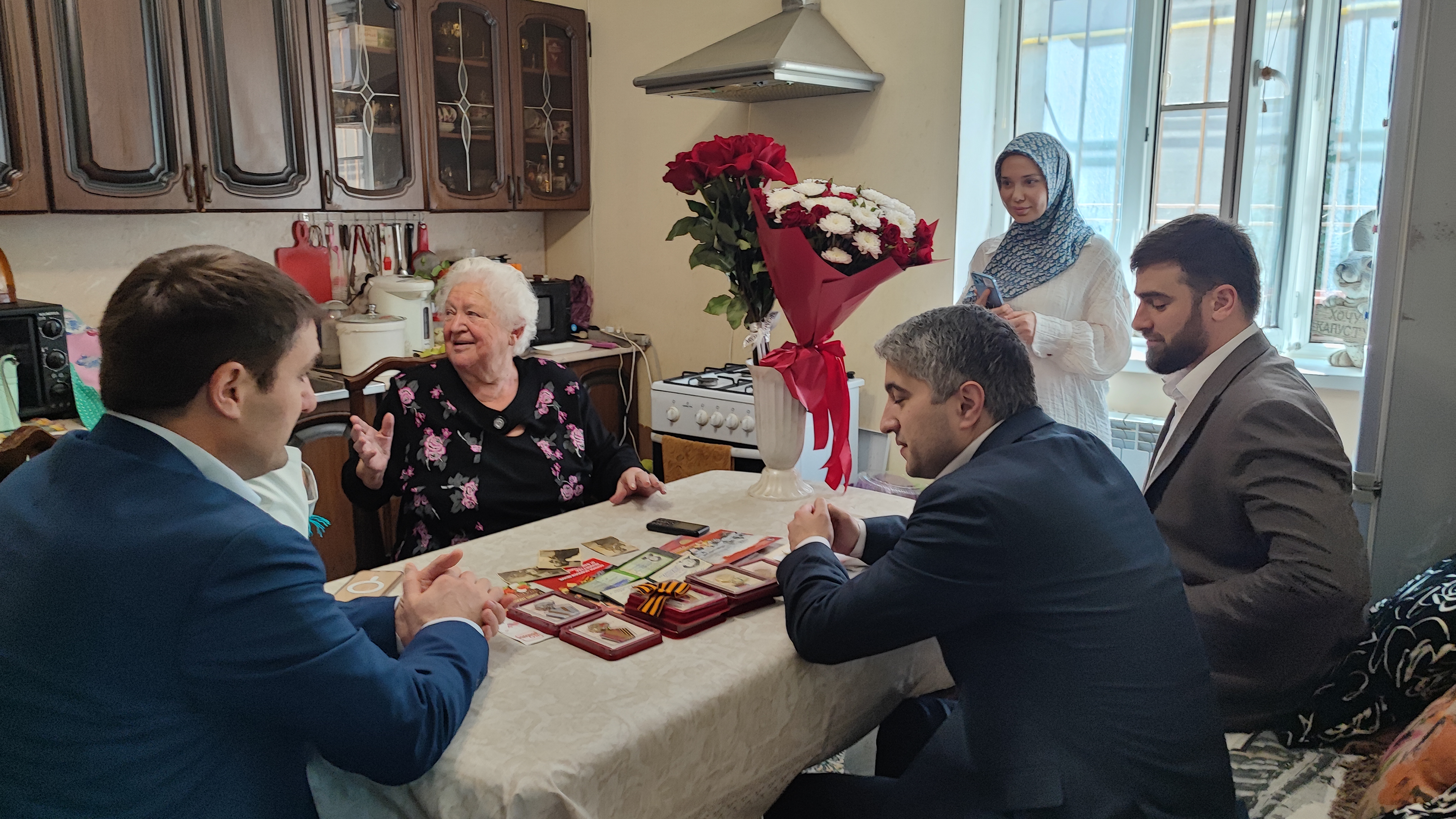 Жительницу блокадного Ленинграда Людмилу Лоханину поздравили с наступающим Днем Победы
