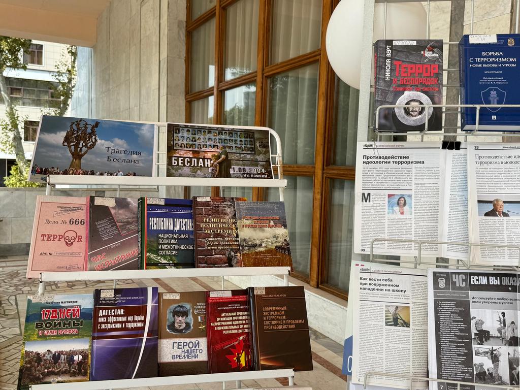 В Махачкале юные школьники почтили память погибших от рук терроризма