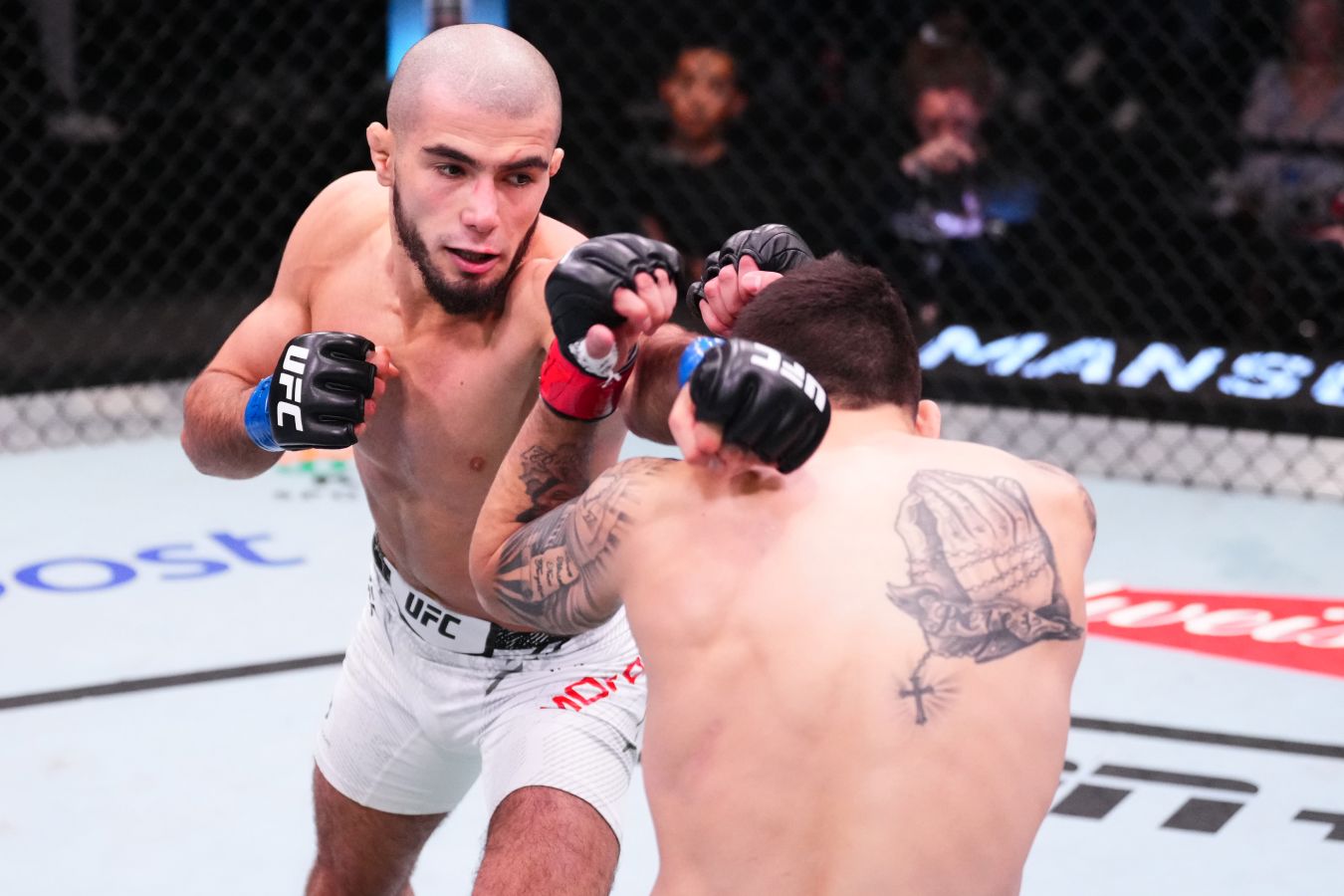 Мокаев победил в первом бою после ухода из UFC