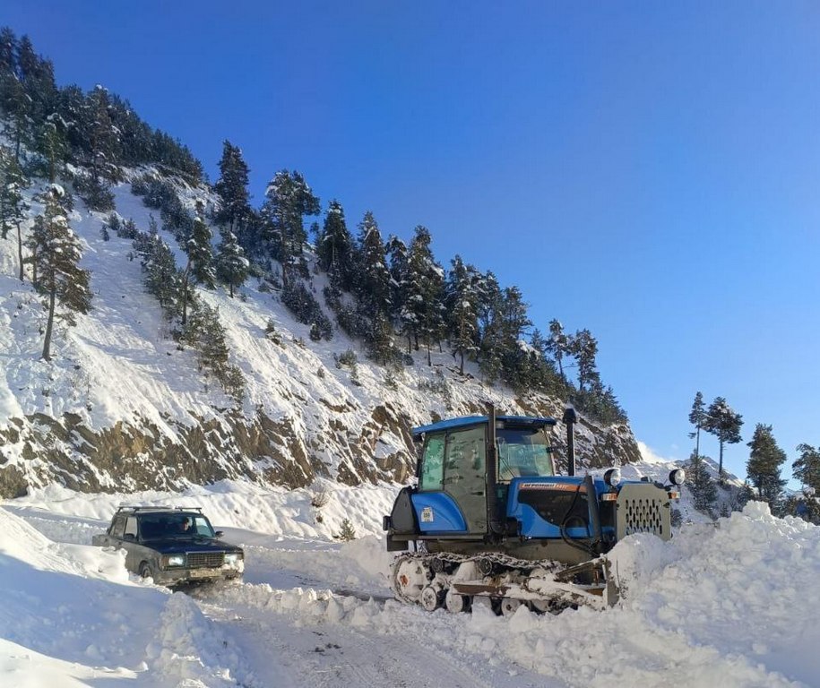 Снегопад парализовал еще одну горную дорогу в Дагестане