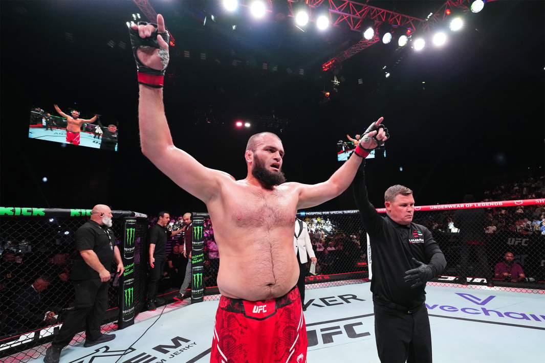 Шамиль Газиев нокаутировал американца Петерсена на UFC в Эр-Рияде