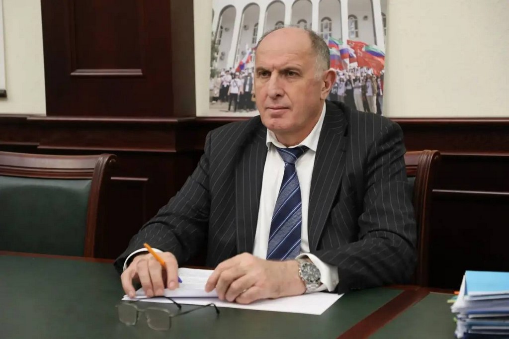 Абдулмуслим Абдулмуслимов провел рабочую встречу с руководителем Миннаца Дагестана
