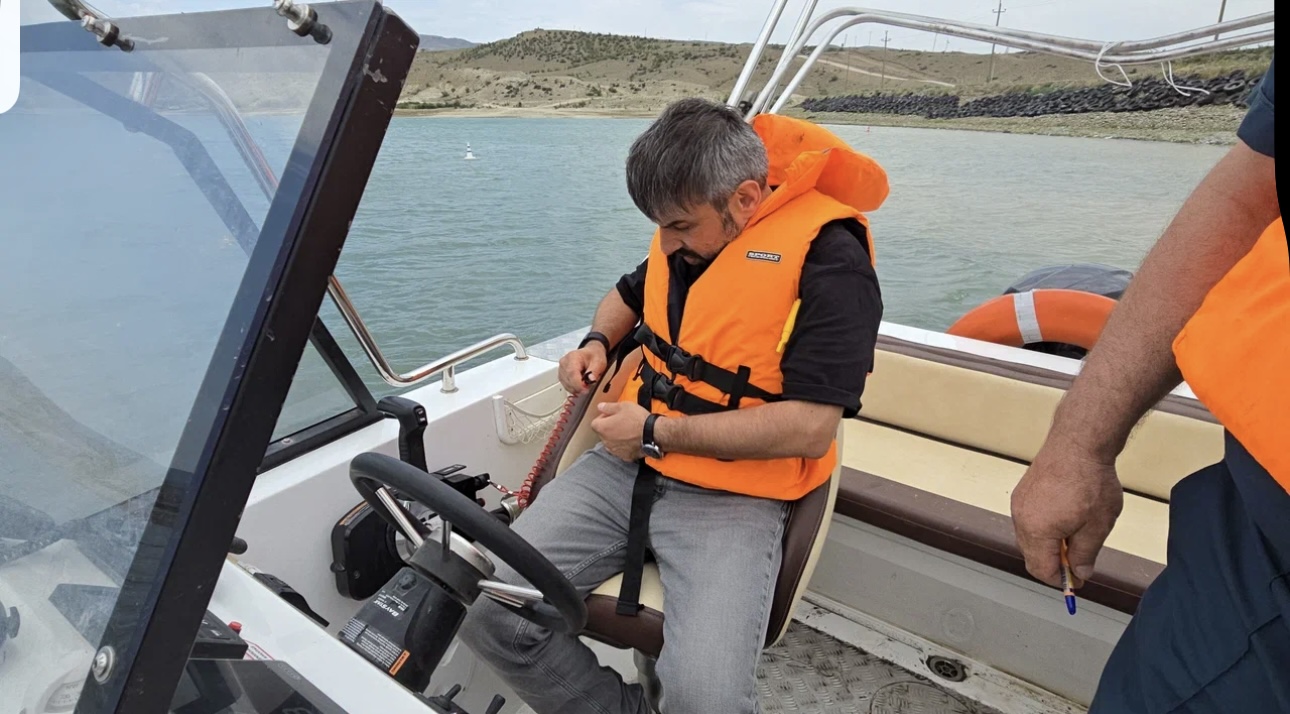 Безопасность на воде: инспекторы ГИМС провели аттестацию судоводителей на Чиркейском водохранилище