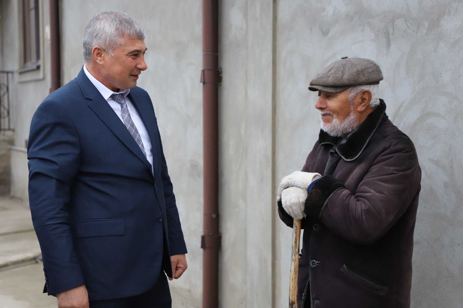 Глава Кизлярского района вручил благодарственное письмо семье участника СВО