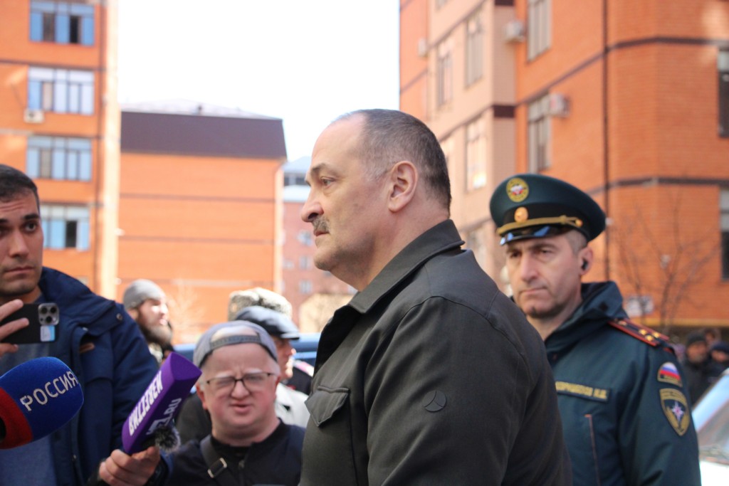 Сергей Меликов посетил место взрыва в доме на улице Гапцахской в Махачкале
