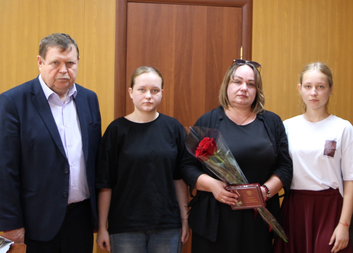 Мэр Кизляра передал ордена Мужества семьям погибших героев СВО