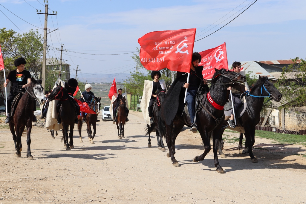 Жители Буйнакска присоединились к акции «Знамя Победы»