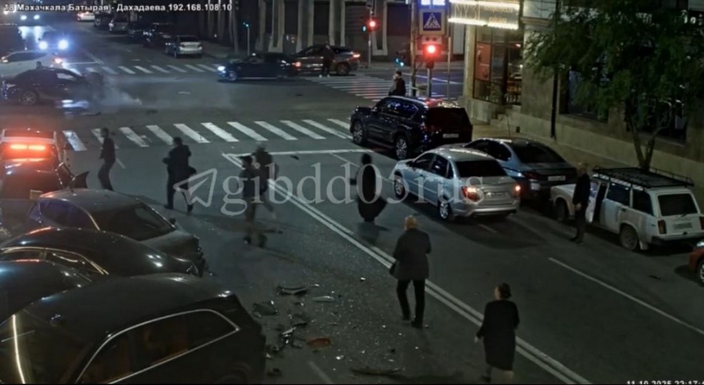 В Махачкале водитель иномарки устроил массовое ДТП и скрылся с места аварии