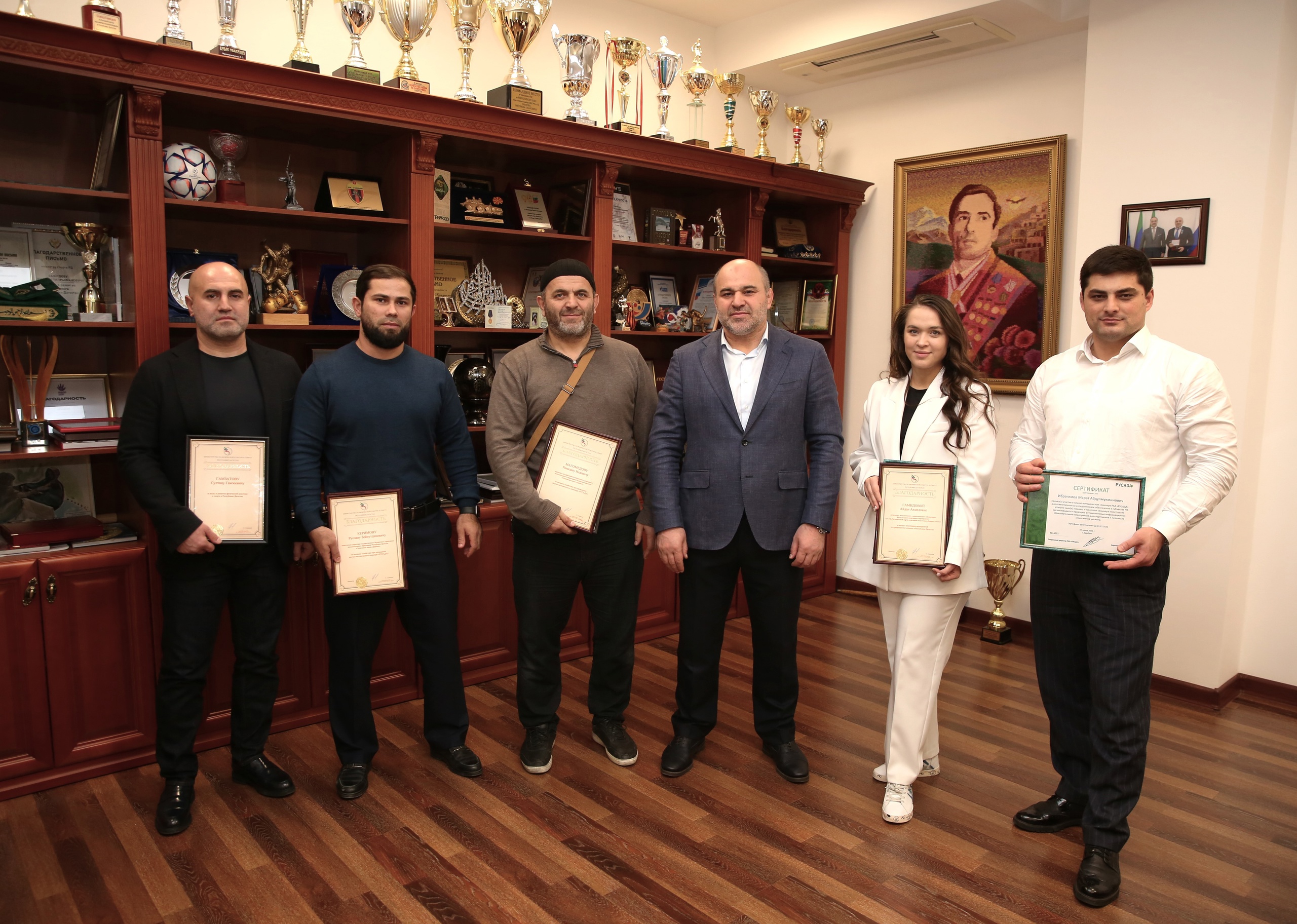 Специалистов антидопингового обеспечения отметили наградами в Минспорте РД