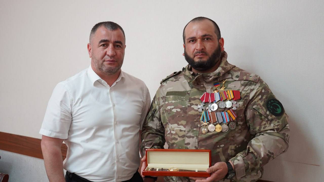 Замир Гаджимурадов провел встречу с участником СВО Сефером Яхьяевым