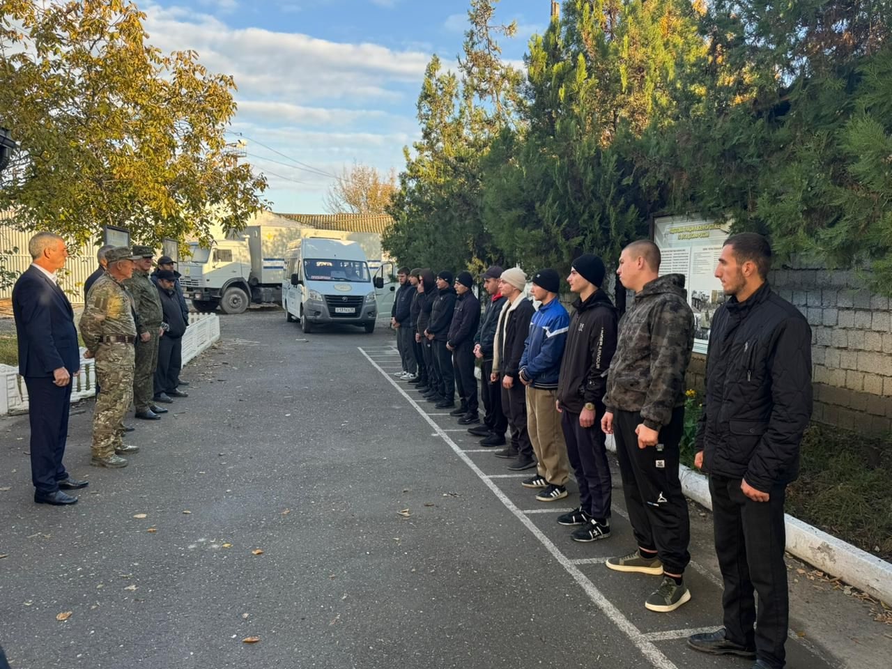 Из Кизлярского района на срочную военную службу проводили очередную группу призывников