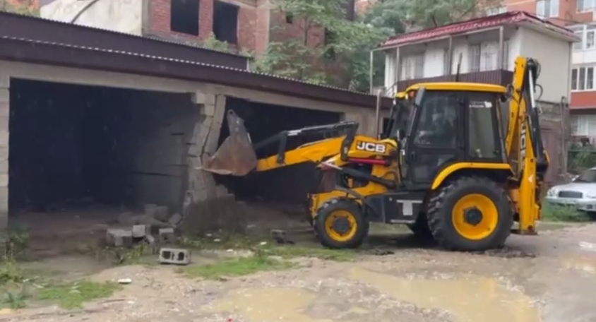 В Махачкале снесли еще один самовольно построенный капитальный объект