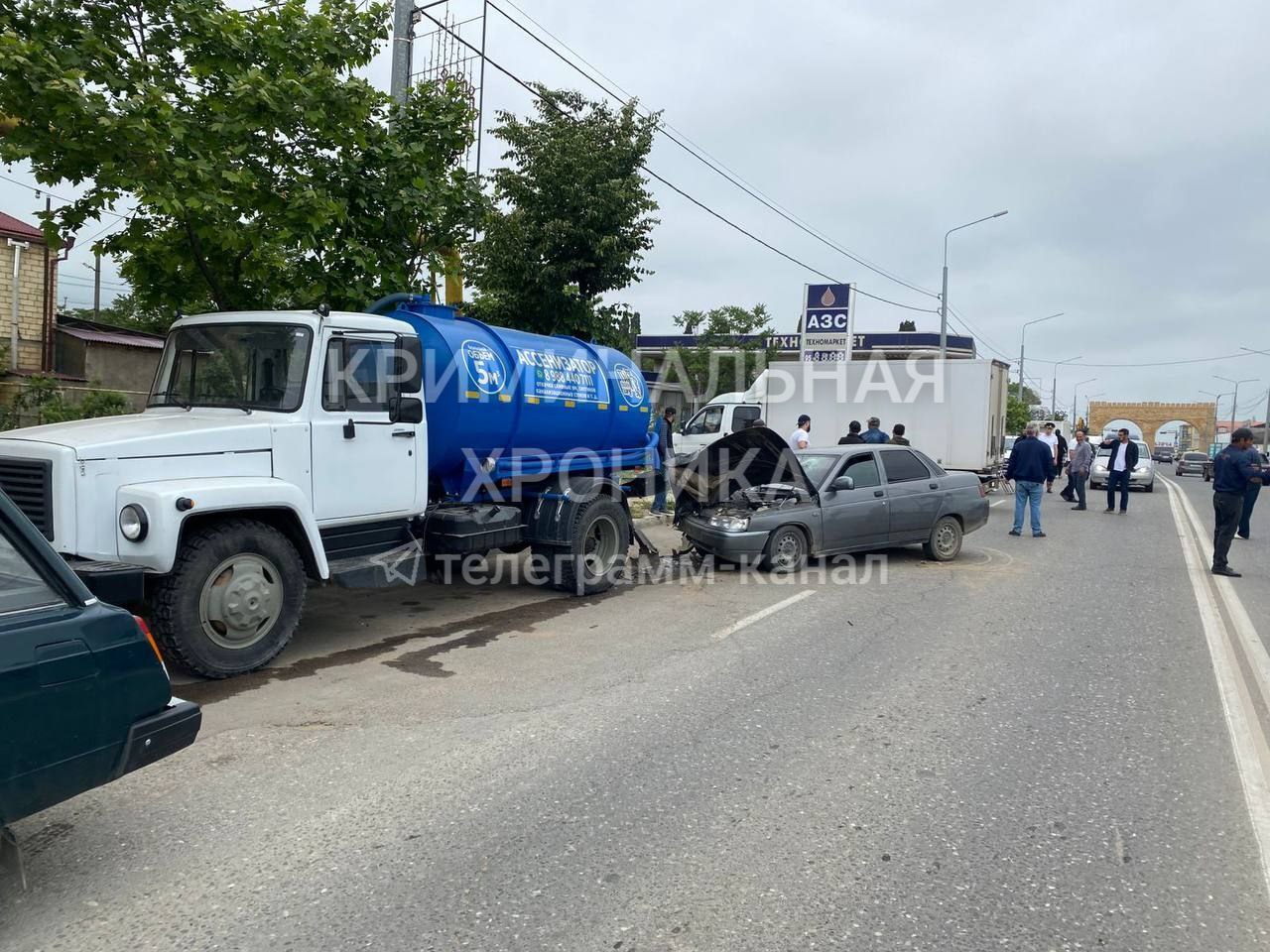 Легковушка врезалась в водовоз в Дербенте, погиб один человек