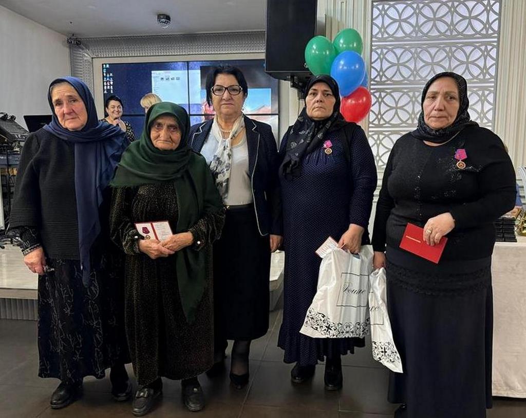 Матерей погибших росгвардейцев наградили медалями Союза женщин Дагестана