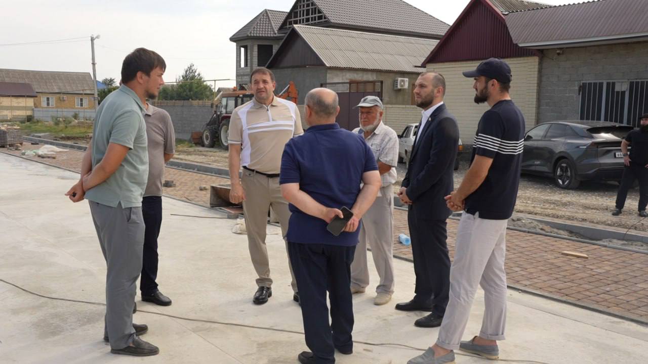 Мэр Хасавюрта проинспектировал ход работ по благоустройству улицы Громаковского