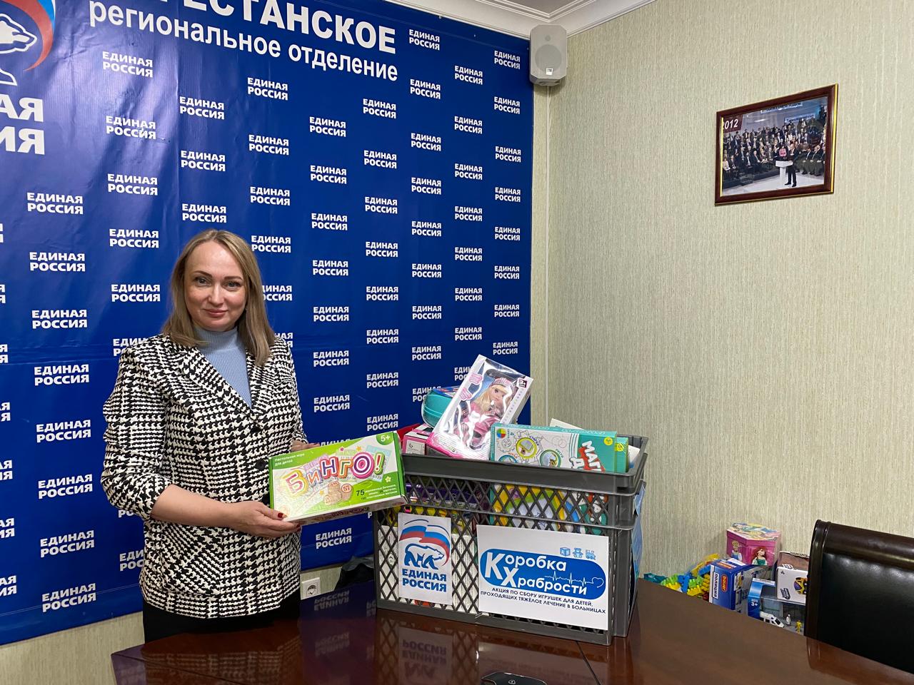 «Единая Россия» продолжает в Дагестане сбор подарков для маленьких пациентов больниц