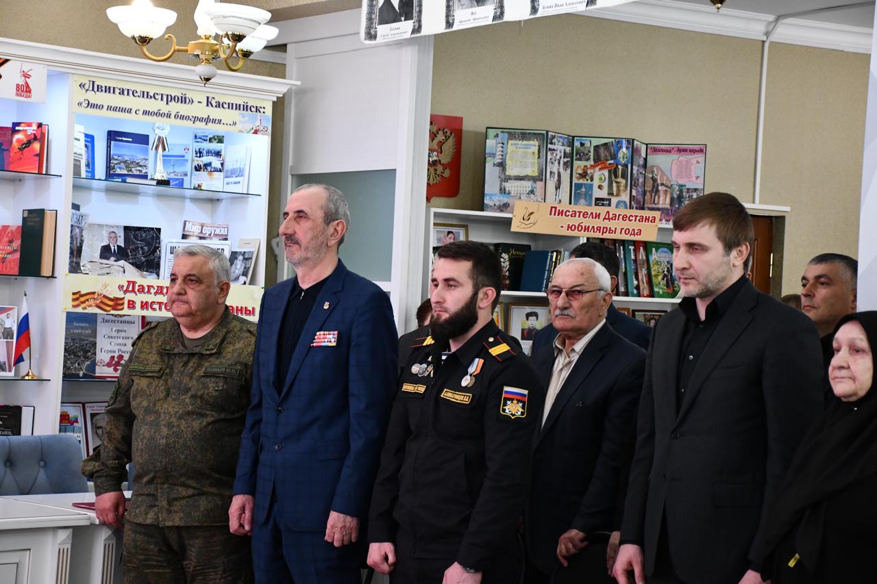 В Каспийске родным погибших военнослужащих вручили ордена Мужества