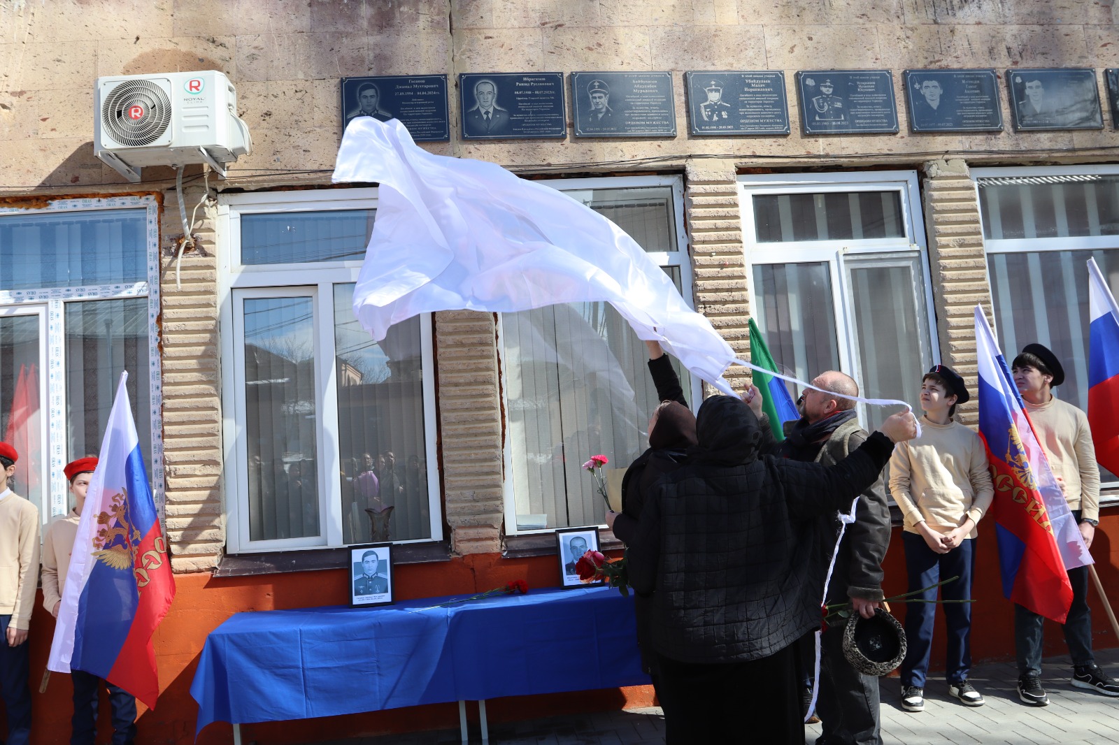 Мемориальные доски выпускникам открыли в школе №2 Буйнакска