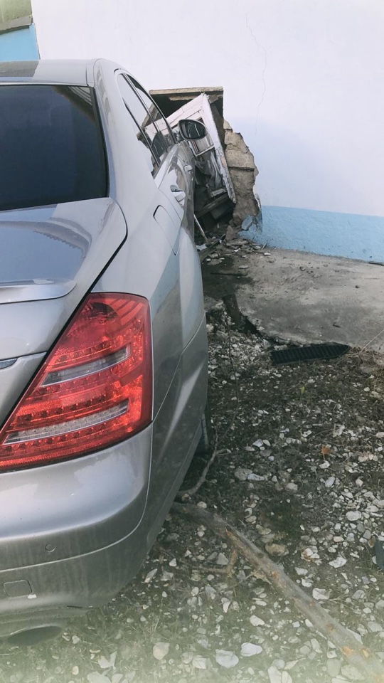 В Избербаше профсоюз помог техработнице больницы, в дом которой врезался автомобиль