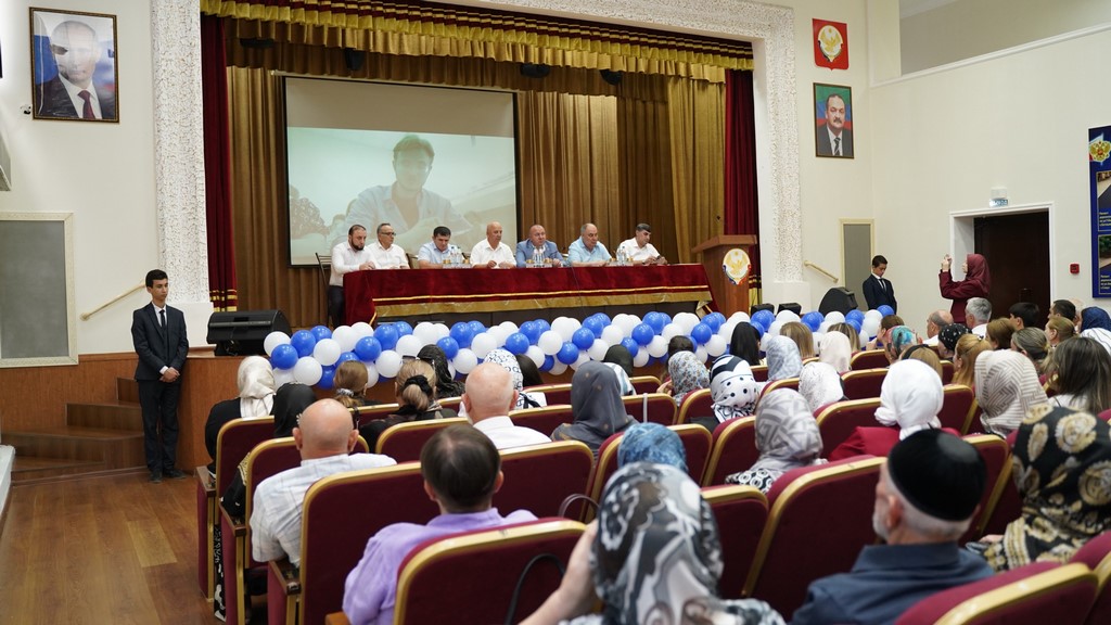 Глава Хасавюртовского района отметил благодарностями отличившихся педагогов