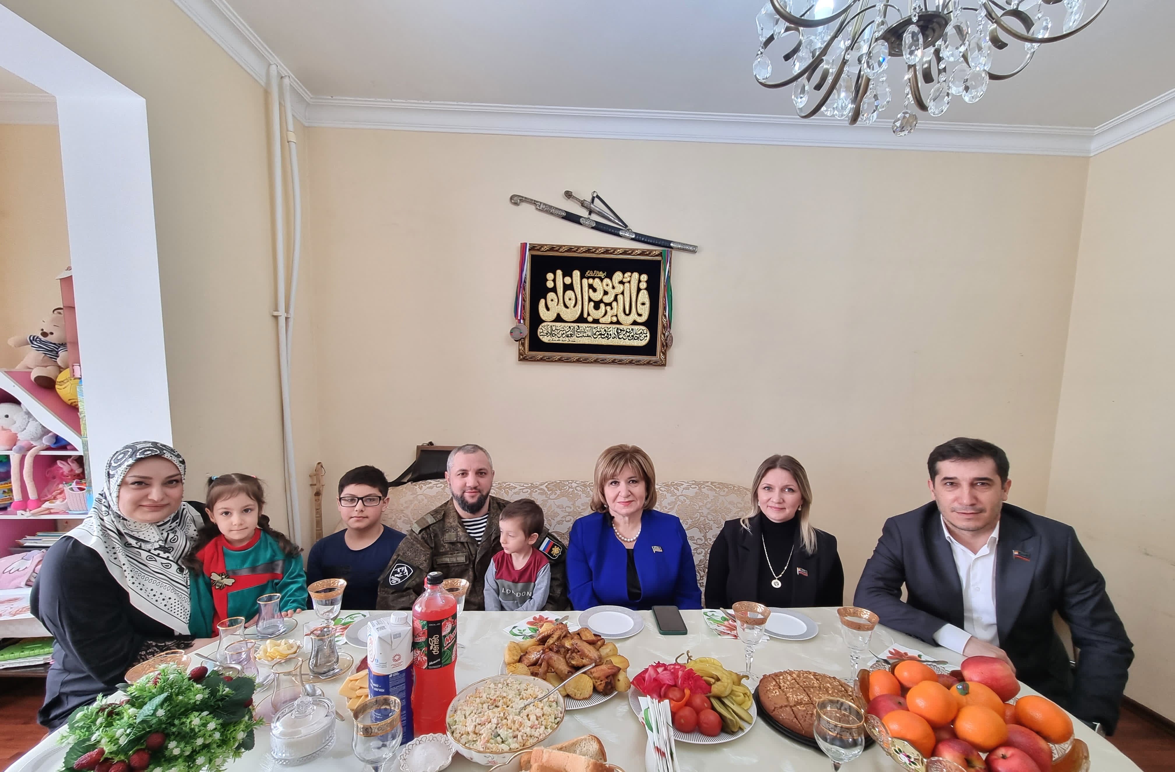 Единороссы Кировского района Махачкалы навестили участника СВО Арсена Магомедова