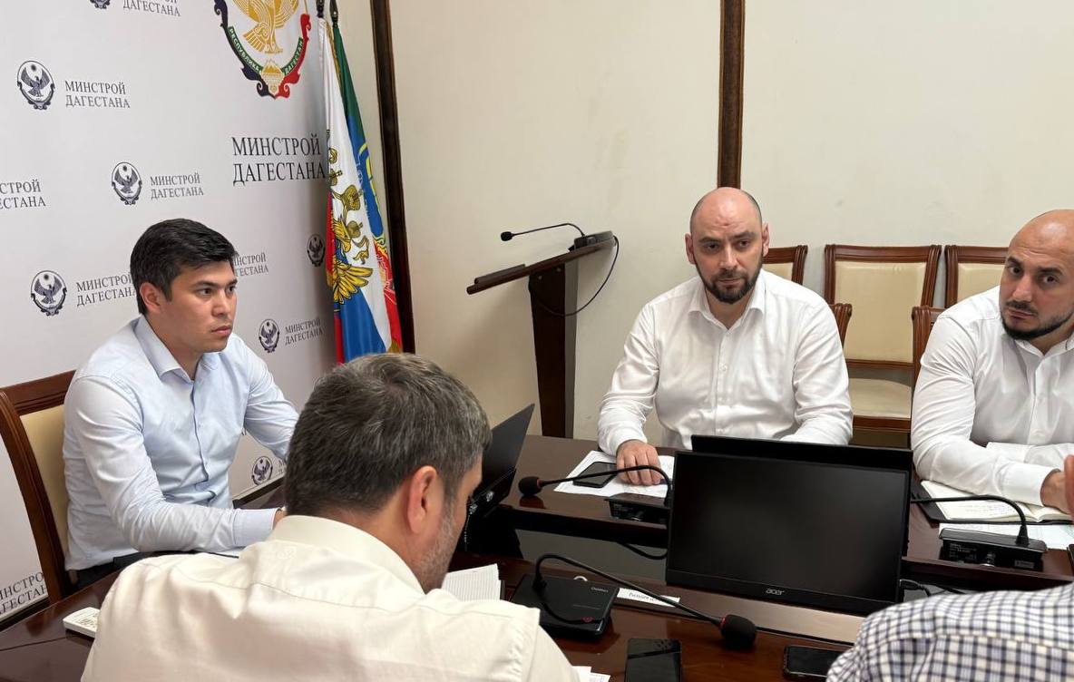 В Минстрое Дагестана обсудили готовность новых школ к учебному году