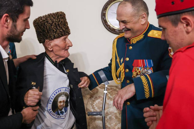 Сергей Меликов поздравил с наступающим Днём Победы Героя России Ибрагим-Пашу Садыкова